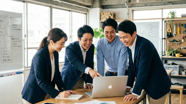 チームでPCを囲みながらワークショップを行う様子