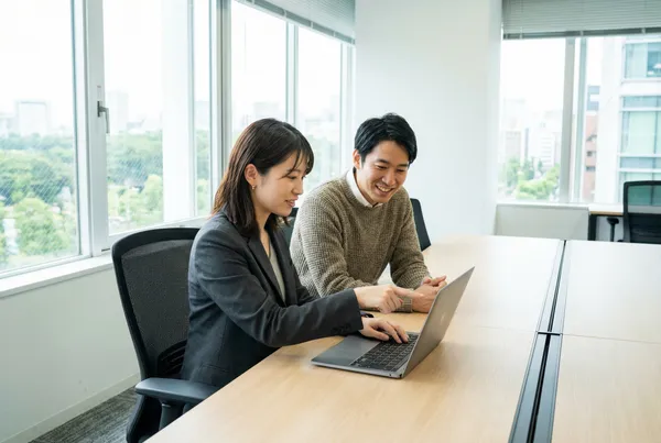 社員にAIの使い方をハンズオンで指導する様子