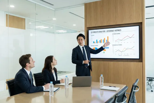 経営改善レポートを提示するコンサルタント